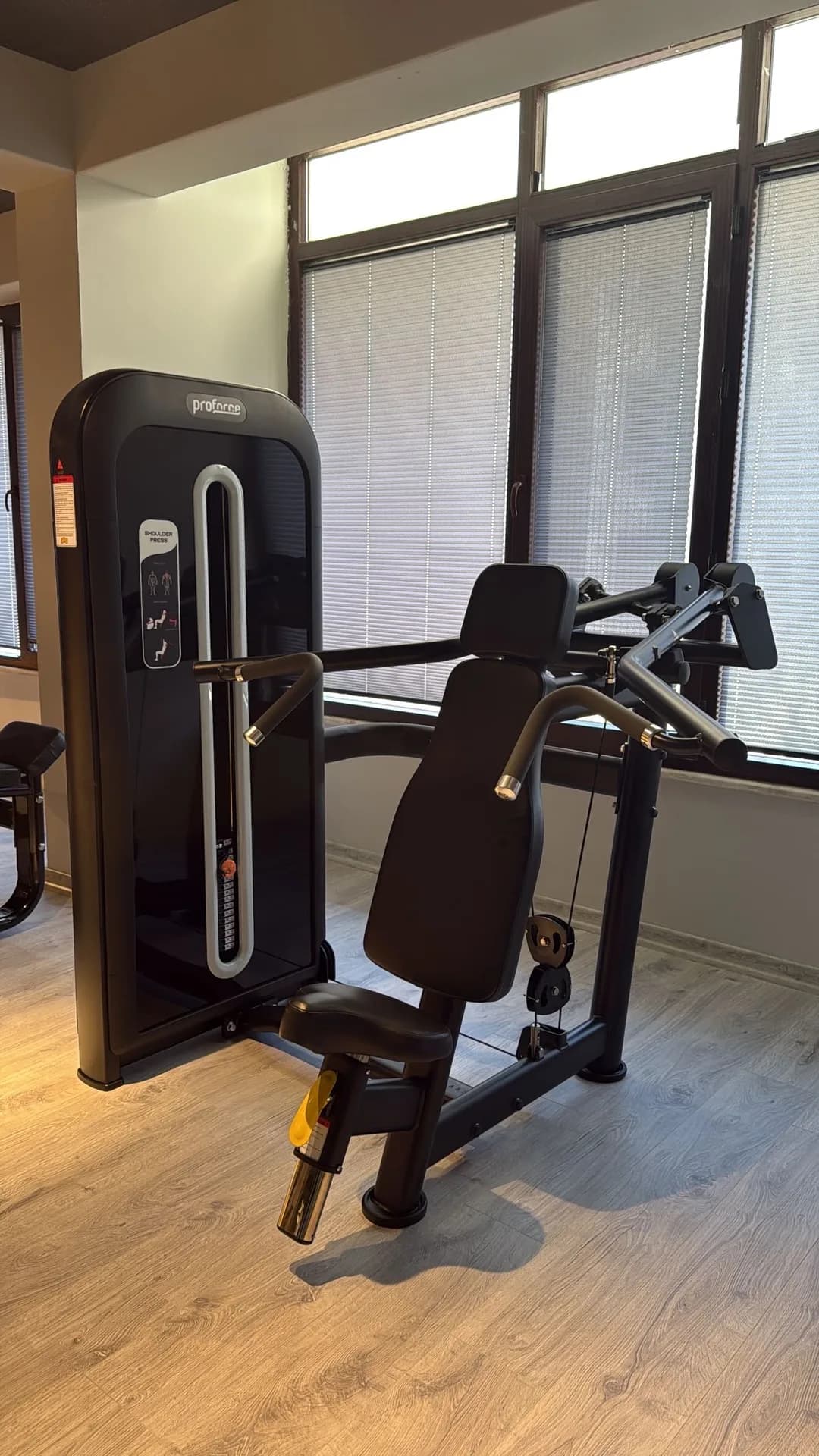 Omuz press makinesi